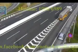 Đề nghị xử phạt tài xế xe hơi chạy lùi trên cao tốc