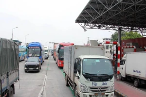 BOT Tiên Cựu xả trạm tránh ùn tắc trong ngày đầu thu phí