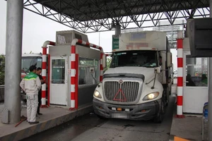 Lái xe container đỗ xe tại trạm thu phí BOT Tiên Cựu rồi bỏ đi