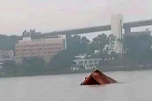 Va chạm với tàu nước ngoài, tàu chở xi măng gãy đôi