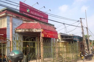 Cướp ngân hàng bằng bình xịt hơi cay, dao quắm