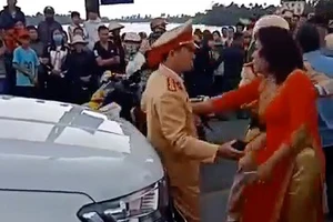Xe đám cưới đốt pháo, mẹ chú rể cự cãi với CSGT