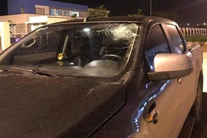 Lên cầu vượt ném vỡ kính ô tô chạy trên cao tốc