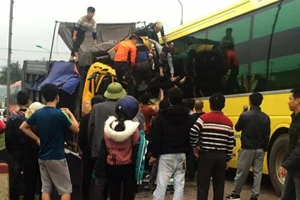 Xe khách đấu đầu xe tải trên quốc lộ, 2 tài xế bị thương