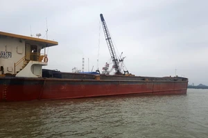 Bắt quả tang tàu nạo vét xả bùn thải xuống lòng sông