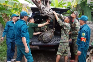 Thi công bờ kè, thợ lái máy xúc phát hiện quả bom hơn 200kg