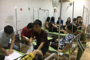 Gần 90 công nhân có biểu hiện ngộ độc thức ăn