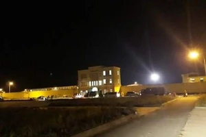 Quản giáo cho phạm nhân gọi điện ra ngoài để thu tiền