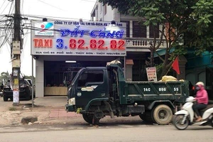 Hãng taxi bị 'khủng bố' bằng phân gà khi khai trương chi nhánh