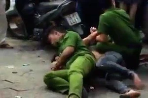 1 thanh niên ngáo đá vung dao chém người 
