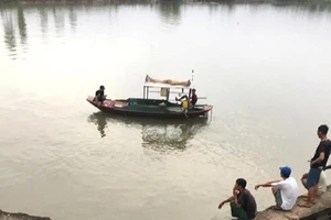 Lật thuyền, hai bà cháu mất tích trong đêm