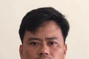 Thợ mộc tấn công vợ chồng hàng xóm bằng dùi đục