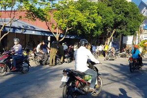 Người chồng chết ở cầu thang, vợ tử vong ngoài mương nước