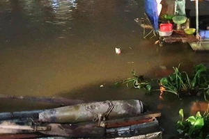 Tưởng sắt vụn dưới lòng sông, đào lên phát hiện quả bom