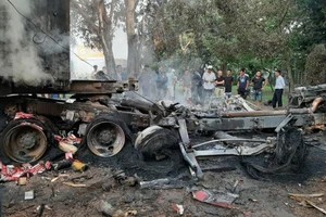 Sau va chạm, 1 xe container bốc cháy