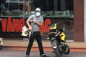 Dùng súng ngắn cướp tiệm vàng ngay thị xã