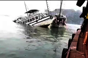 Tàu du lịch bị chìm trên vịnh Hạ Long sau va chạm với sà lan
