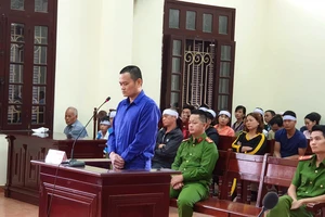 Đâm vợ chồng hàng xóm thương vong vì tranh giành khách