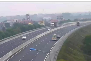 Ô tô 4 chỗ lùi 6 km trên cao tốc Hà Nội - Hải Phòng