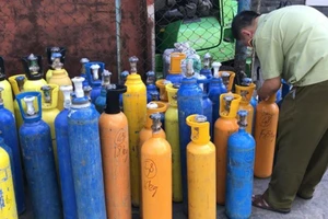 Bắt giữ lô hàng nghi khí cười nhập lậu qua cảng Hải Phòng