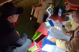 Tài xế xe cấp cứu uống rượu, hú còi, chạy ngược chiều