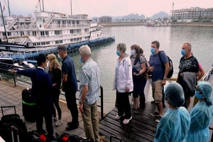 Tái xét nghiệm 4 du khách đi cùng chuyến bay bệnh nhân số 17