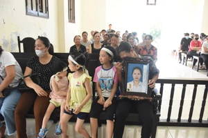 Hoãn xử vụ đầu độc chị họ vì vắng mặt bị cáo