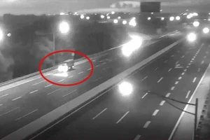 Xe tải chạy ngược chiều, lùi... 10 km trên cao tốc