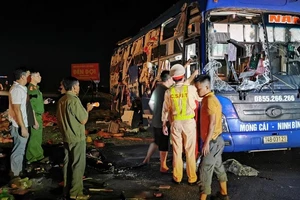 Ô tô giường nằm va chạm xe bồn, nhiều người bị thương