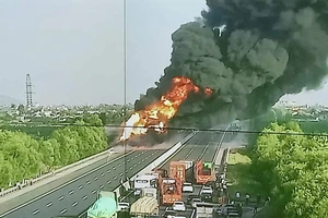 Xe bồn chở xăng cháy trên cao tốc Hà Nội – Hải Phòng