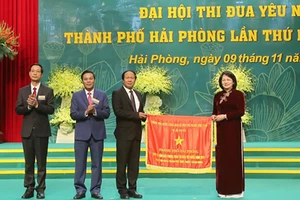 Phó Chủ tịch nước trao Cờ thi đua cho TP Hải Phòng