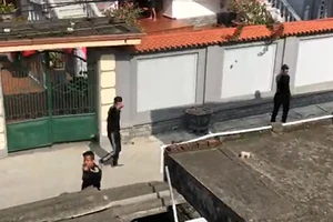 Nhóm côn đồ đi xe hơi, mang hung khí đại náo vùng quê