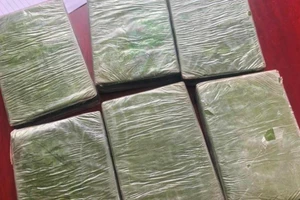Sáu bánh heroin tang vật bị công an thu giữ. Ảnh: HH