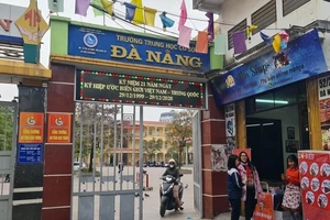 Hải Phòng: 2 nam sinh bị đình chỉ học vì hút thuốc lá điện tử