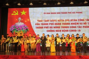 Tặng bằng khen đoàn y tế hỗ trợ Đà Nẵng chống dịch COVID-19