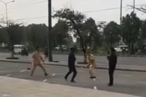 Hình ảnh Sơn tấn công lực lượng CSGT trên tỉnh lộ 353 ở Hải Phòng (Ảnh: cắt từ clip)