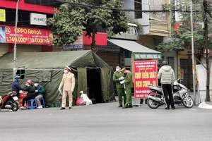 Chốt kiểm soát đặt trước con đường dẫn vào cổng Bệnh viện trè em Hải Phòng