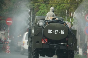 Xe quân đội phun khử trùng nhiều tuyến phố Hải Phòng