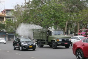 Xuất hiện ba ca COVID-19, Hải Phòng tiếp tục phun hóa chất khử trùng các tuyến đường chính và khu vực liên quan ca F0, F1.