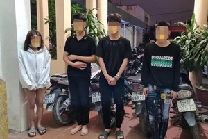 Nữ sinh 16 tuổi điều khiển xe máy lạng lạch đánh võng