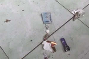 Hiện trường vụ nổ từ quả nổ tự chế giấu trong vỏ bao thuốc lá. Ảnh: BĐH