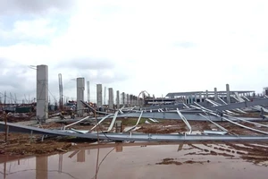 Hiện trường khu nhà xưởng gặp sự cố hệ thống kết cấu thép bị đổ. Ảnh: H.H