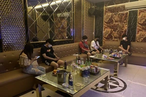 Karaoke vẫn phục vụ khách nước ngoài bất chấp lệnh cấm