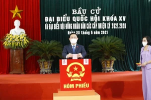 Chủ tịch Quốc hội Vương Đình Huệ bỏ phiếu bầu cử tại Hải Phòng