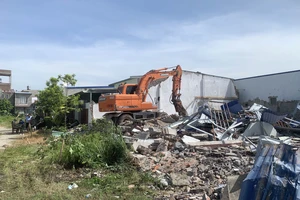 Chủ tịch TP Hải Phòng kiểm tra cưỡng chế khu nhà xây trên đất quốc phòng