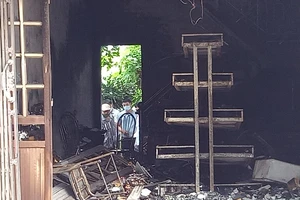 2 vợ chồng tử vong trong căn nhà cháy rụi, trên người đàn ông có thương tích
