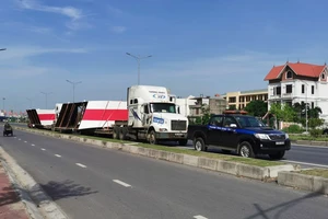 Hải Phòng: Phát hiện 2 xe chở hàng siêu trường không có giấy phép lưu hành