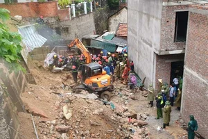 Sạt lở kè núi trong đêm, 4 thợ xây đang ngủ bị vùi