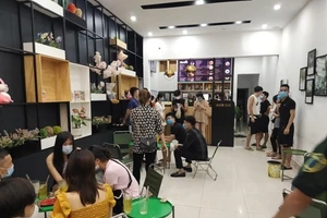 15 thanh niên ngồi quán trà chanh giữa mùa dịch