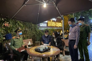 Tạm đình chỉ 3 chủ tịch phường vì để các cơ sở ăn uống vi phạm phòng dịch